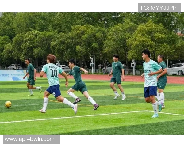 精彩五人足球比赛视频回顾团队协作与个人技巧的完美结合 精彩五人足球比赛视频回顾团队协作与个人技巧的完美结合