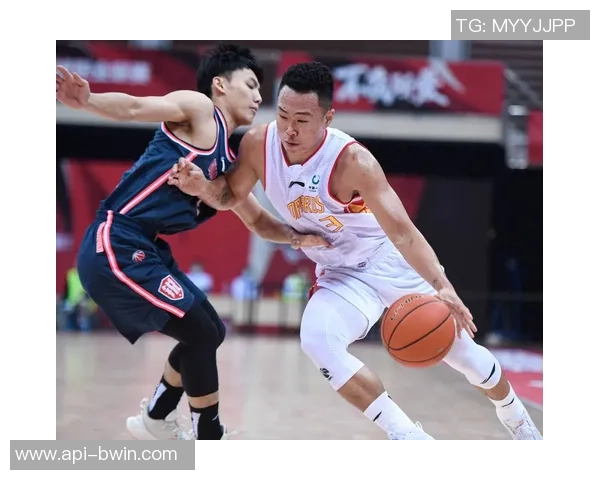 足球比赛意外频发一名球员腿部骨折引发关注与讨论